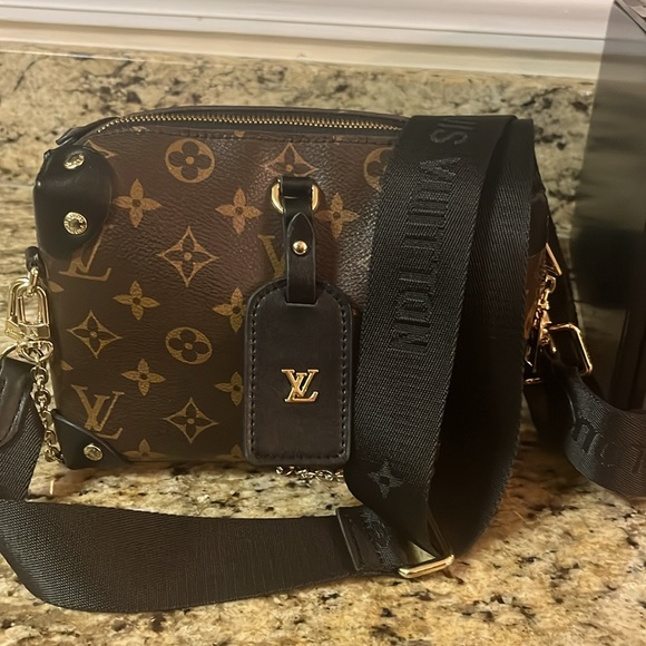 Leather crossbody with gold optional chain 8 long 6 high 3 deep - Picture 5 of 6